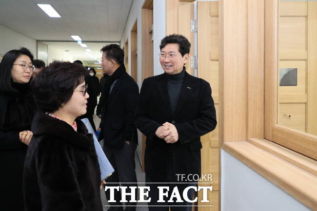 이상일(오른쪽) 용인시장이 21일 처인초·중 통합학교를 방문해 학부모들과 의견을 나누고 있다./용인시