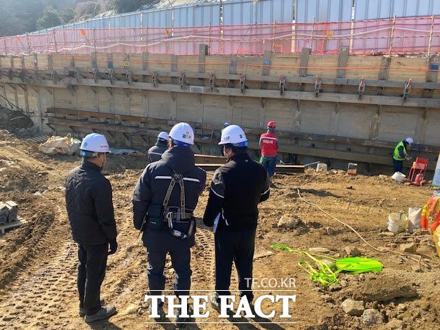 경기 오산시가 공동주택 건설현장 대상 안전 점검을 실시하고 있다./오산시