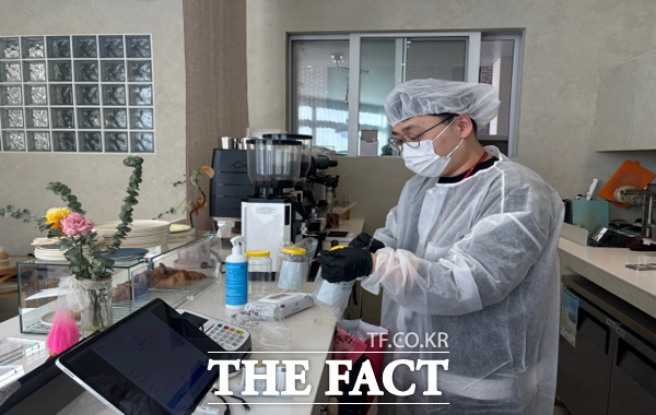 대전 서구는 21일 식품 안전 식중독 비상 안전대책을 추진한다고 밝혔다. 대전 서구 위생과 직원이 식중독예방을 위한 지도점검을 펼치고 있다. /대전 서구