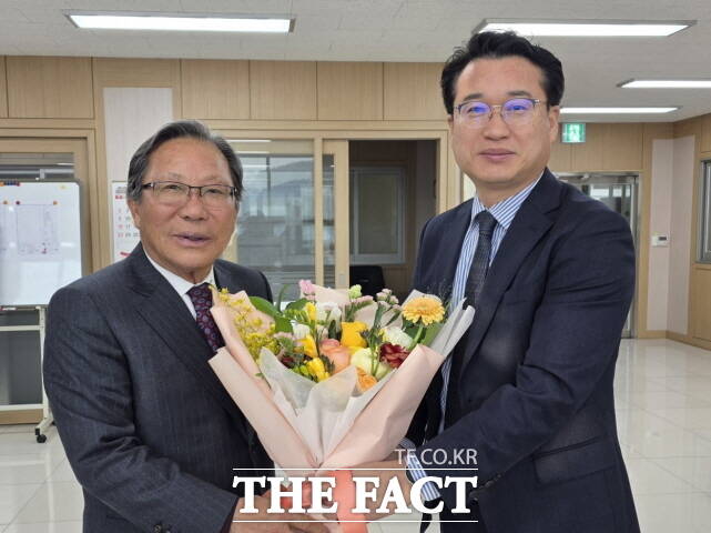 이용실 기획조정실장(오른쪽)이 21일 신임 오영철 (가칭)세종사랑운동 시민연합회의 회장에게 축하의 꽃다발을 주고 있다. /세종시