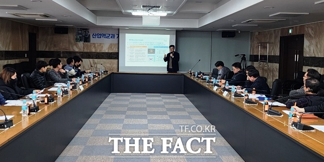 구미 지역 제조업체 산업보안 담당 부서장과 유관기관 관계자들이 21일 구미상공회의소 회의실에서 산업기술 및 영업비밀 유출 방지와 보안 역량 강화를 위한 간담회를 열고 있다. / 구미싱공회의소