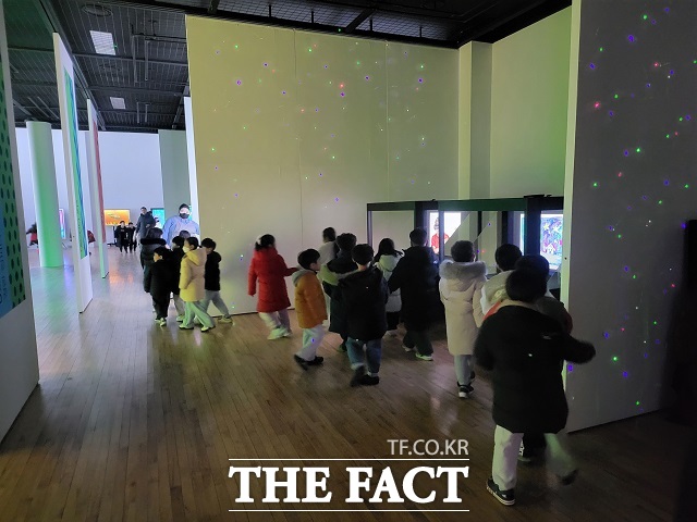 익산예술의전당 미술관에서 진행 중인 홀로그램 아트&갤러리쇼가 지난 14일부터 진행되는 가운데 어린 학생들의 방문이 줄을 잇고 있다. /익산시