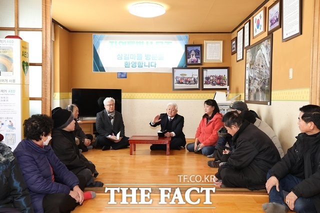 황인홍 무주군수가 군민과 함께 열린 대화에서 설천면 상길마을을 찾아 주민들과 대화를 나눴다. /무주군