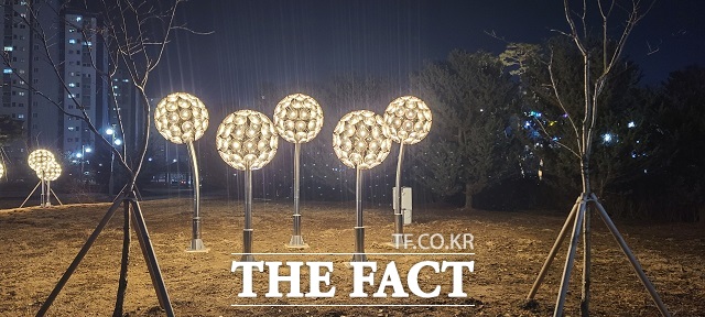 익산시가 모현공원 내 주요 구간에 볼라드등과 민들레조명, 달조명, 고보조명 등을 설치하고, 조형물과 경관을 추가해 야간에도 쾌적한 공원 환경을 조성했다. /익산시