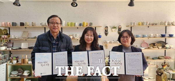 대전 서구 괴정동 지역사회보장협의체는 20일 흙공방수와 관내 취약 계층에게 찾아가는 문화예술 체험을 제공하기 위한 나눔 협약을 체결했다. /대전 서구