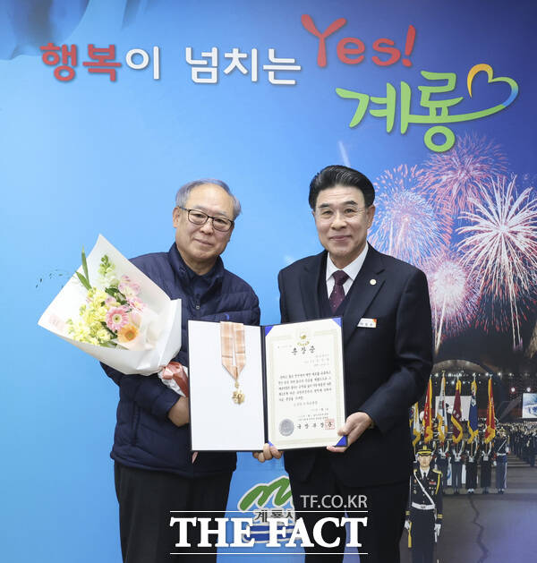 계룡시가 20일 6·25전쟁 참전용사인 고(故) 신진태 병장의 유가족에게 무공훈장을 전수했다. /계룡시