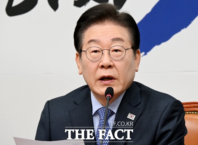 이재명 더불어민주당 대표는 23일 페이스북에 민주당은 본시 중도정당이라며 진보와 보수는 시대와 상황에 따라 상대적이라고 주장했다. / 배정한 기자