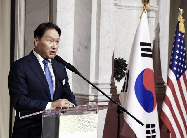 지난 19일(현지시간) 최태원 SK그룹 회장 겸 대한상의 회장이 워싱턴 미국 의회 도서관의 토마스 제퍼슨 빌딩 그레이트홀에서 열린 코리아·US 비즈니스 나이트에서 개회사를 하고 있다. /대한상의