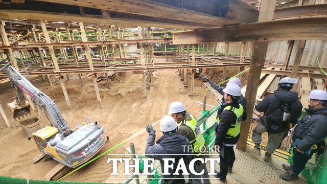 지난해 충남도-민관 합동점검단이 공사장을 방문해 안전관리 실태를 점검하고 있다. /충남도