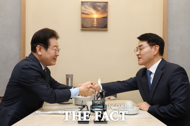 이재명 더불어민주당 대표(왼쪽)와 박용진 전 의원이 21일 서울 여의도의 한 식당에서 만나 악수하고 있다. /더팩트 DB