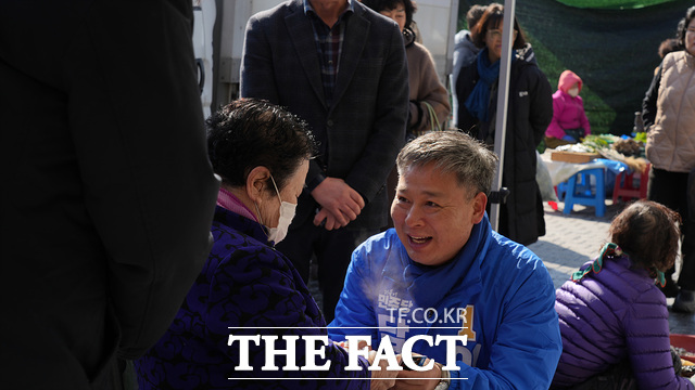 이재종 더불어민주당 담양군수 예비후보가 지난 22일 담양읍 담양시장을 방문한 자리에서 한 상인의 고충을 전해 듣고 있다./이재종 예비후보