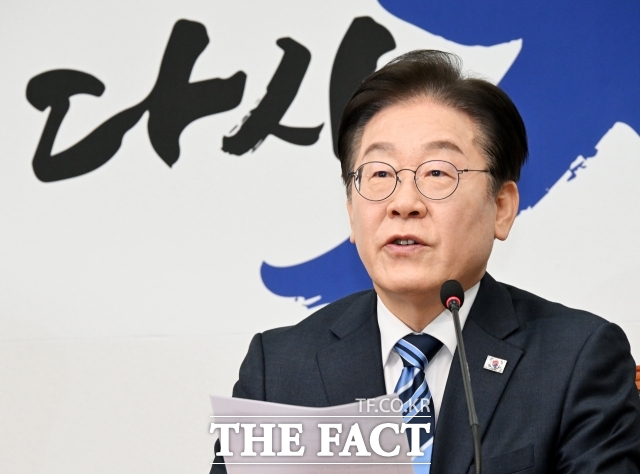 이재명 더불어민주당 대표는 지난 22일 SNS에서 권성동 국민의힘 원내대표에게 1천억 자산가 상속세를 왜 100억이나 깎아줘야 하느냐고 공개질의했다. / 배정한 기자