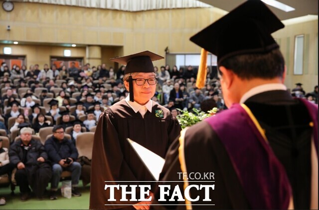 22일 건양대 리버럴아츠홀에서 열린 2024학년도 전기 학위수여식에서 조성숙 노인복지학과 졸업생이 이동진 총장으로부터 최우상을 수여받고 있다. 조성숙 학우는 입학부터 졸업까지 줄곧 all A+를 받았다. /건양사이버대