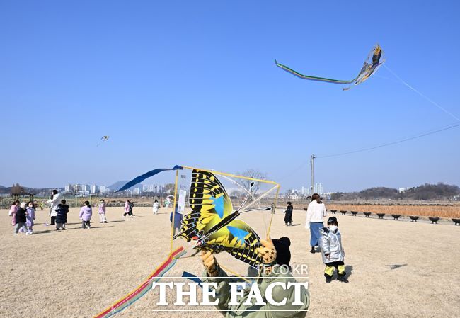 전통 연날리기 체험 모습./시흥시