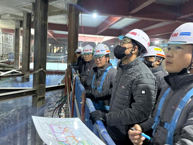 SM그룹의 계열사 SM스틸 건설부문은 화재, 붕괴 등 해빙기 건설현장에서 발생할 수 있는 재해 예방을 위해 안전보건점검을 실시한다고 24일 밝혔다. 성낙원 SM스틸 건설부문 대표이사(맨 앞줄 검정 마스크 착용)가 지난 20일 인천 용현동 우방 아이유쉘 건설현장에서 안전보건 관계자들과 화재, 붕괴 등 해빙기 재해 예방을 위한 현장점검을 하고 있다. /SM그룹