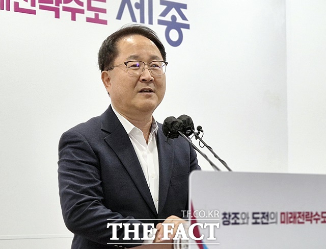 남궁영 세종인재평생교육진흥원장이 24일 세종시청 정음실에서 열린 기자간담회를 통해 세종평생교육·정책연구원 설립의 필요성과 시급성을 강조하고 있다. /김형중 기자