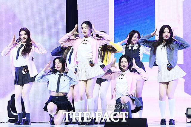 그룹 하츠투하츠(Hearts2Hearts)가 24일 오후 서울 광진구 예스24라이브홀에서 열린 첫 번째 싱글 The Chase(더 체이스) 발매 기념 미디어 쇼케이스에서 타이틀곡 The Chase 무대를 펼치고 있다. /서예원 기자