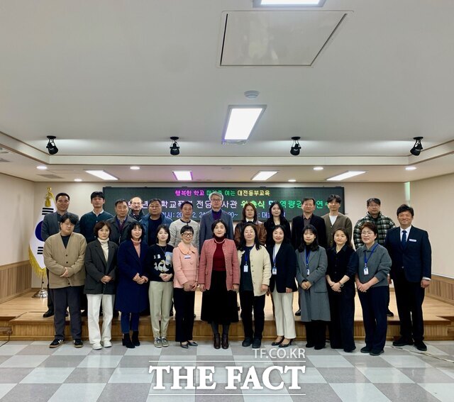 24일 양수조 교육장이 대전동부교육지원청의 학교폭력 전담 조사관을 위촉한 후 기념촬영을 하고 있다. /대전시교육청