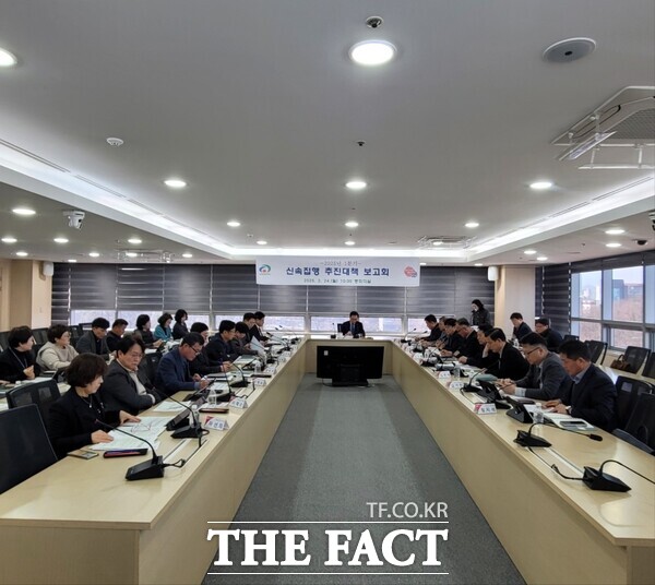 24일 김석필 천안시 부시장이 시청 중회의실에서 2025년 1분기 신속집행 추진대책 보고회를 주재하고 있다. /천안시