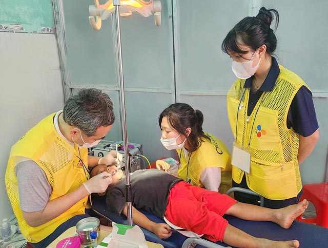 CJ그룹 의료봉사 관계자가 베트남 닌투언성 땀응마을에서 어린이를 진찰하고 있다. /CJ