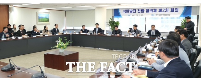 가세로 태안군수가 지난 21일 서울시 종로구 석탄회관에서 열린 ‘석탄발전 전환 협의체’ 제2차 회의에 참석해 태안화력발전소 단계적 폐지에 따른 피해 최소화 방안 마련 등 정부의 지원을 촉구했다./ 태안군