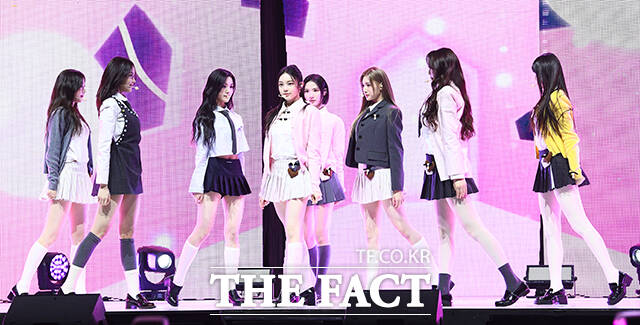 그룹 하츠투하츠(Hearts2Hearts)가 24일 오후 서울 광진구 예스24라이브홀에서 열린 첫 번째 싱글 The Chase(더 체이스) 발매 기념 미디어 쇼케이스에서 타이틀곡 The Chase 무대를 펼치고 있다. /서예원 기자