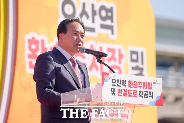 이권재 오산시장이 오산역 환승주차장·연결도로 착공식에서 인사말을 하고 있다./오산시