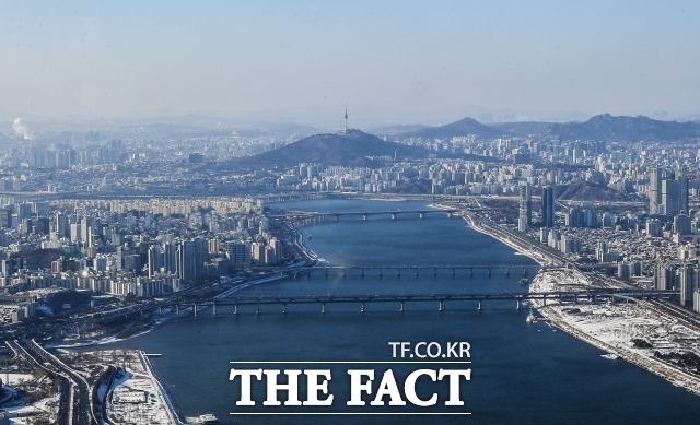 ‘내돈 주고 내 집 사는데 왜 정부 허락이 필요하느냐’는 논쟁은 서울시가 최근 잠실동과 대치동 삼성동 청담동에 대한 토지거래허가구역을 해제함으로써 새국면을 맞이했다. /더팩트 DB