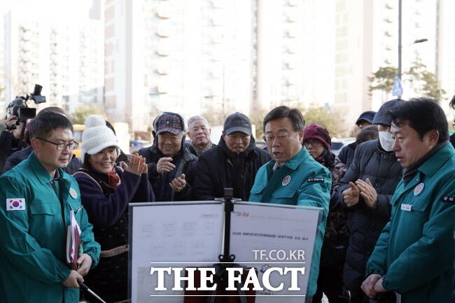 신상진 성남시장이 24일 모란생태공원 인근에서 모란시장 상인들에게 지평식 주차장 사업을 설명하고 있다. /성남시