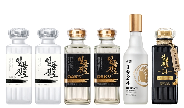 하이트진로가 증류식 소주 신제품 일품진로 마일드(왼쪽 첫 번째)를 출시한다. /하이트진로