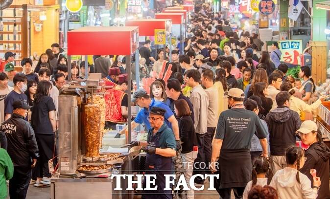 지난해 구미에서 열린 낭만야시장 전경. 야시장이 열린 기간 동안 20~30대 방문객이 40% 이상 찾아오는 등 김천, 칠곡 등 인근지역 뿐만 아니라 서울, 경기 등 전국 각 지역에서 27만여 명이 방문해 서민경제 활성화에 효자 노릇을 톡톡히 했다. /구미시