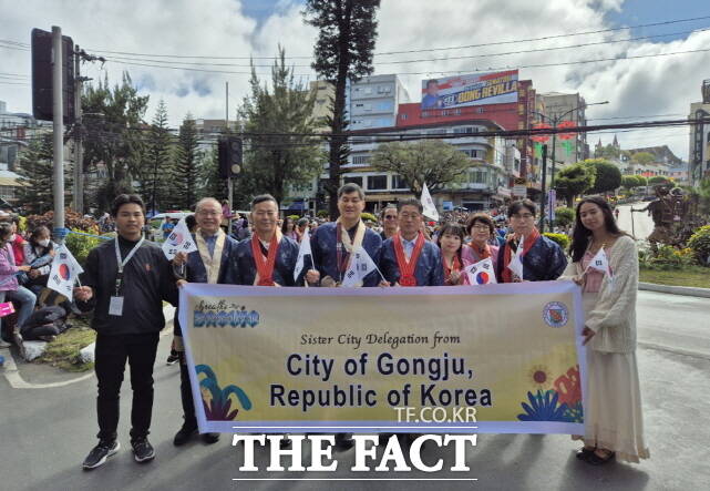 공주시 관계자들이 최근 국제 자매도시인 필리핀 바기오시의 공식 초청으로 필리핀 최대 꽃축제인 제29회 파낙벵아 꽃 축제에 참가해 단체 기념촬영을 하고 있다. /공주시
