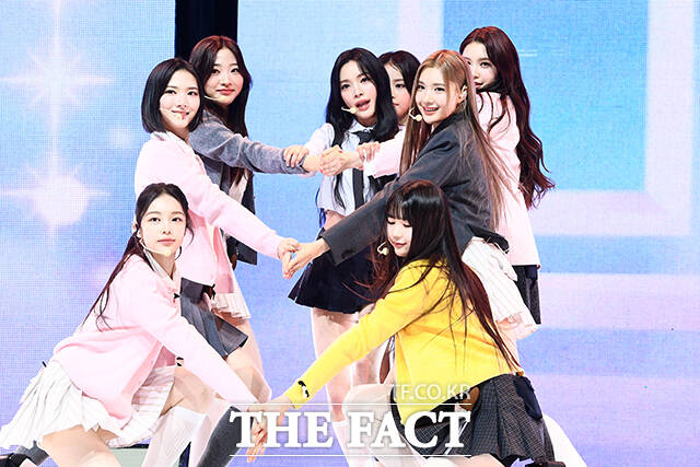 그룹 하츠투하츠(Hearts2Hearts)가 24일 오후 서울 광진구 예스24라이브홀에서 열린 첫 번째 싱글 The Chase(더 체이스) 발매 기념 미디어 쇼케이스에서 타이틀곡 The Chase 무대를 펼치고 있다. /서예원 기자