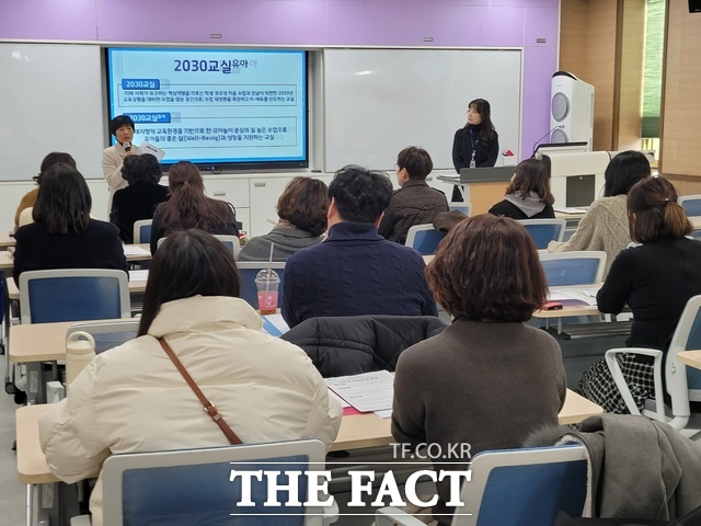 지난 23일 전남도교욱청에서 열린 2030 교실 운영 설명회에 참석한 공·사립유치원 40개원 관계자들이 안은옥 전남도교육청 유아교육팀장 지도 아래 미래수업 방향에 대한 설명을 듣고 있다. /전남도교육청