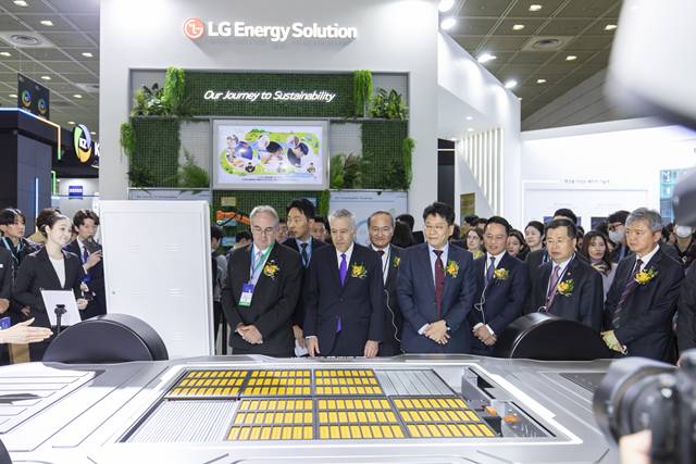 LG에너지솔루션은 인터배터리 2025에서 기존 2170셀 대비 에너지와 출력을 높인 46 시리즈 원통형 배터리를 공개한다. /배터리협회