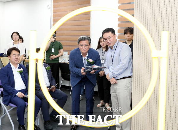 진잠DX지원센터에서 정용래 유성구청장(가운데)이 드론을 시연하고 있다. /대전 유성구