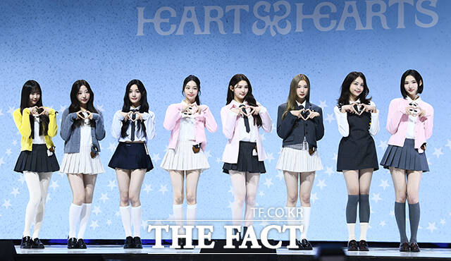 그룹 하츠투하츠(Hearts2Hearts)의 예온과 스텔라, 유하, 이안, 에이나, 주은, 카르멘, 지우(왼쪽부터)가 24일 오후 서울 광진구 예스24라이브홀에서 열린 첫 번째 싱글 The Chase(더 체이스) 발매 기념 미디어 쇼케이스에서 포즈를 취하고 있다. /서예원 기자