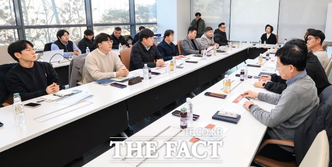 신계용 시장(중앙 테이블)이 지식정보타운 송전탑 철거 민관공 협력회의를 주제하고 있다. /과천시