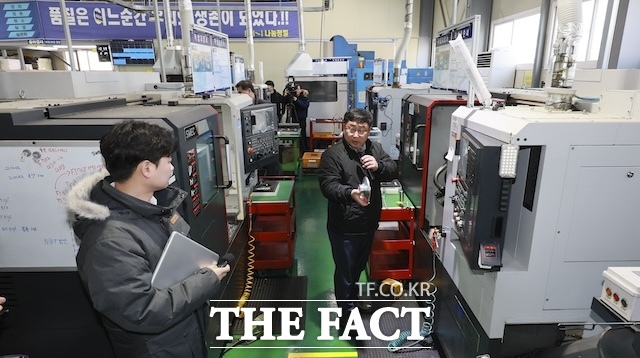 대기업 출신 베테랑 멘토들이 직접 기업에 투입돼 공정 개선, 물류 효율화, 작업환경 개선 등을 지원하는 전북형 스마트 제조혁신 프로젝트가 기업 현장에서 호응을 얻고 있다. /전북도