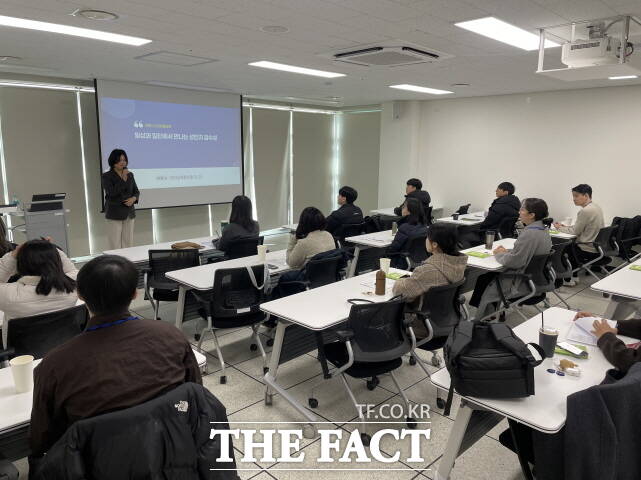 24일 세종시가 세종테크노파크 내 공직자교육센터에서 자체교육으로 세종형 우수 공직자 키우기 위해 교육을 펼치고 있다. /세종시