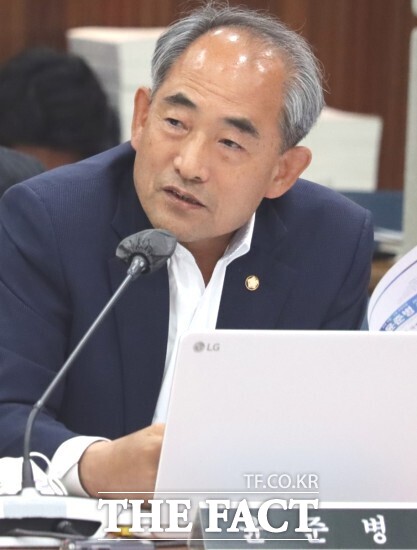 윤준병 의원이 24일 재난 피해를 입은 농어민을 위한 국가 및 지방자치단체의 국고보조 등 지원 사항에 해당 시설의 복구뿐만 아니라 재해 발생 이전에 투입된 비용까지 농어업재해대책법에서 정하는 지원을 명시하는 ‘재난 피해 농어민 지원 확대법’을 대표 발의했다. / 윤준병 의원실