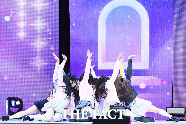 그룹 하츠투하츠(Hearts2Hearts)가 24일 오후 서울 광진구 예스24라이브홀에서 열린 첫 번째 싱글 The Chase(더 체이스) 발매 기념 미디어 쇼케이스에서 타이틀곡 The Chase 무대를 펼치고 있다. /서예원 기자