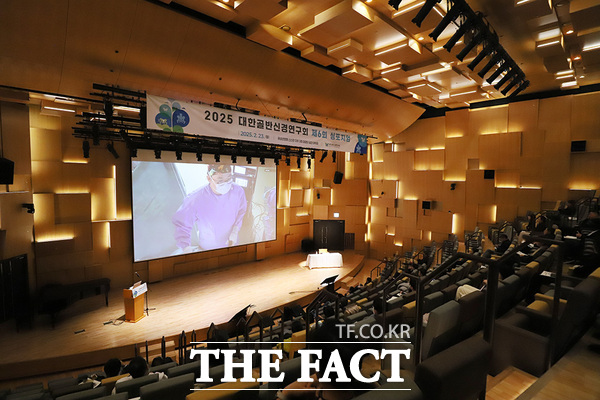 변승원 유성선병원 부인과 전문의가 23일 유성선병원 ‘KIMIN HALL’에서 열린 ‘대한골반신경연구회 제6회 심포지엄’을 통해 ‘복강경 심부자궁내막증 수술’ 라이브 시연을 진행하고 있다./유성선병원