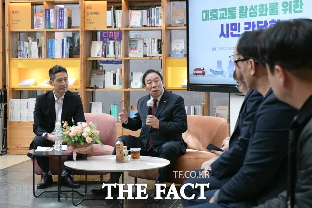 최민호 시장이 24일 시청 책문화센터에서 시민들과 함께 대중교통 활성화를 위한 간담회를 갖고 있다. /세종시