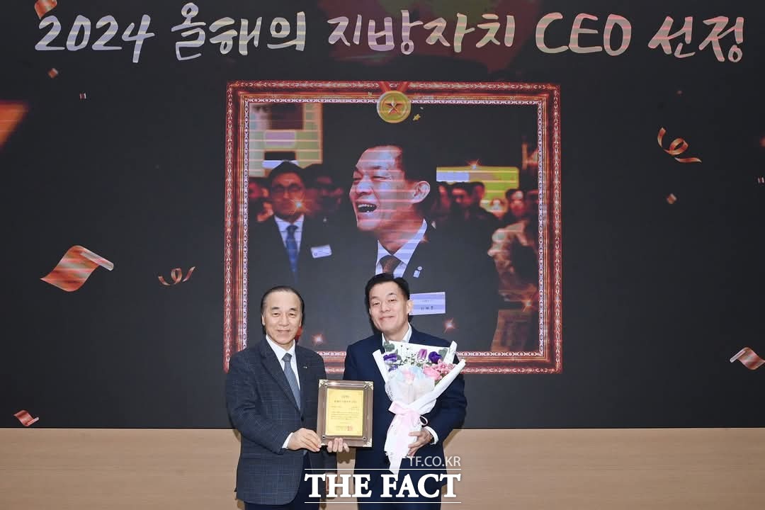 이재중 경기 수원시장이 24일 한국공공자치연구원이 주최하고 지역정책연구포럼이 주관한 ‘2024 올해의 지방자치 CEO' 시상식에서 수상한 뒤 기념촬영을 하고 있다./이재준 수원시장 페이스북