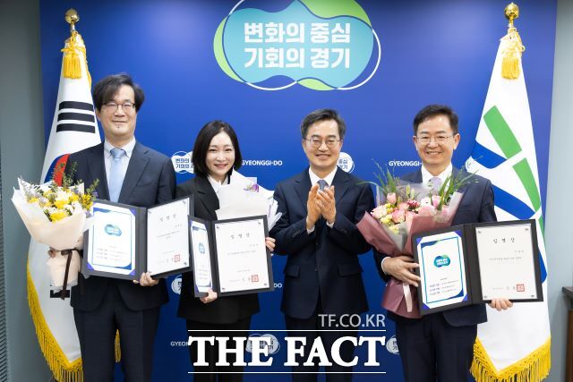 (왼쪽부터) 김현삼 경기도미래세대재단 신임대표, 유정주 경기문화재단 신임대표, 김동연 경기도지사, 이용빈 경기복지재단 신임대표./경기도