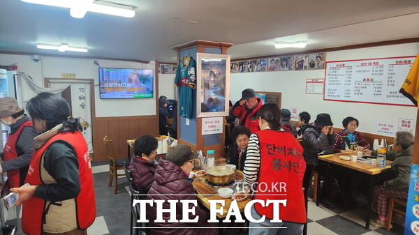 단비처럼 봉사단과 대전칼국수족발이 25일 지역 어르신들을 위한 따뜻한 나눔 봉사를 진행했다./정예준 기자