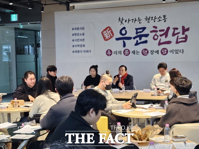 최민호 세종시장이 25일 조치원읍에서 찾아가는 현장소통 ‘우문현답’의 첫 번째 시작을 청년창업가들과 함께하고 있다. /세종시