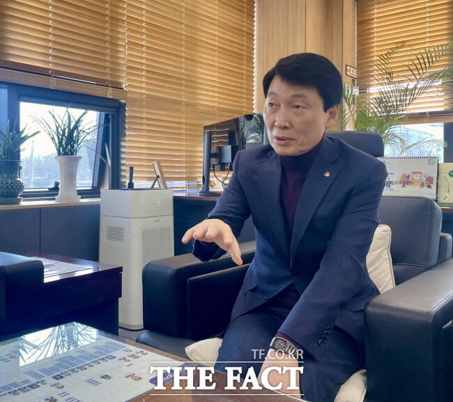 김민철 경기도시장상권진흥원장이 25일 양평 본원에서 <더팩트>와 인터뷰하고 있다./유명식 기자