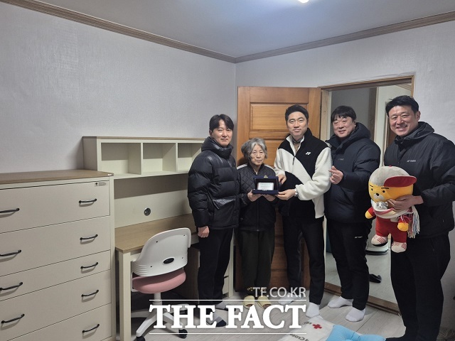 한울타리 봉사단은 김동문 원광대 교수와 함께 아동의 건강한 성장을 돕기 위해 제2호 희망공부방 지원에 나선다. 사진은 지난해 어려운 이웃에 도움의 손길을 전하고 있는 모습 /익산시